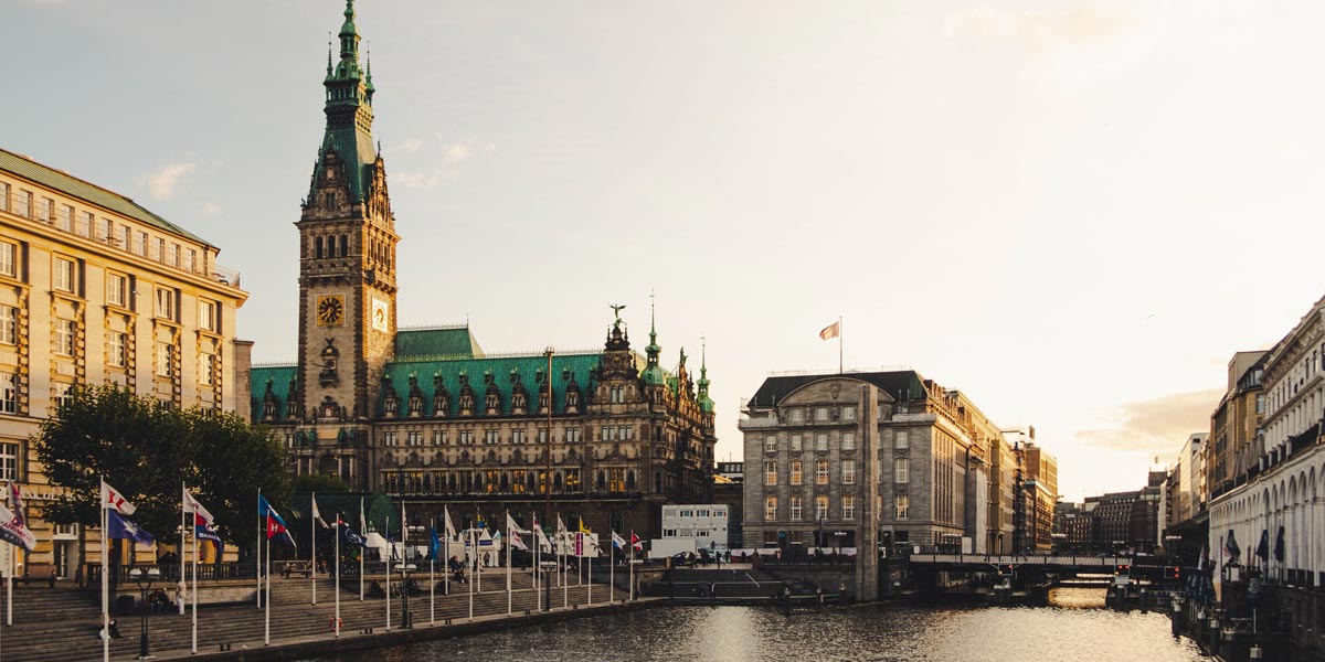 Blick auf das Hamburger Rathaus: Symbolbild für den neuen Koalitionsvertrag von SPD und Bündnis90/Die Grünen. Foto: Moritz Kindler / Unsplash.