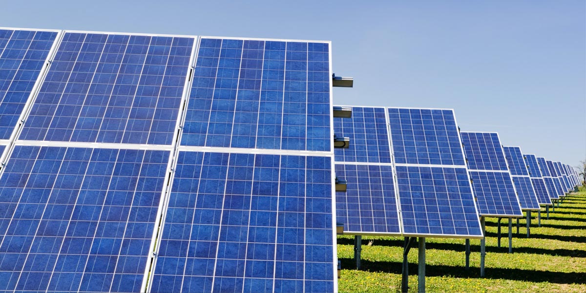 Photovoltaik-Panele auf einer Wiese: Symbolbild für Entscheidung des Bundestages gegen 52-Gigawatt-Deckel bei Photovoltaik. Sagawe & Klages Rechtsanwälte