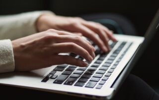 Hænderne på en bærbar computer. Symbolsk billede for indførsler i det tyske transparensregistret. Billede: Kaitlyn Baker på unsplash.com